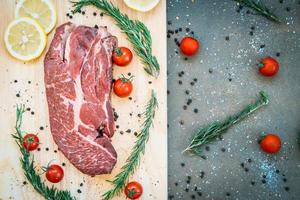 viande de bœuf crue sur une planche à découper photo