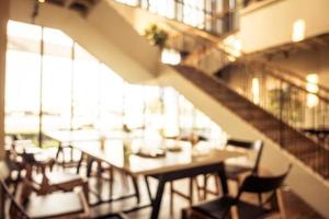 flou abstrait et buffet de petit-déjeuner défocalisé à l'intérieur du restaurant de l'hôtel photo