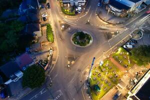 aérien vue de illuminé Luton Résidentiel maisons de Angleterre Royaume-Uni après le coucher du soleil pendant nuit de été. métrage a été capturé avec drone caméra sur SEP 2ème, 2023 photo