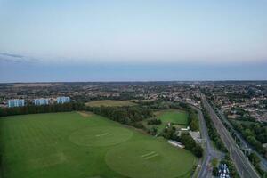 aérien vue de Résidentiel réel biens maisons à est de luton ville de Angleterre, génial grande-bretagne. métrage a été capturé avec drone caméra sur août 19ème, 2023 pendant le coucher du soleil temps. photo