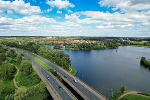 aérien vue de Milton Keynes ville de Angleterre Royaume-Uni autour caldecotte lac, le métrage a été capturé sur août 21, 2023 avec drone caméra. photo