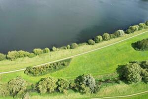 aérien vue de Milton Keynes ville de Angleterre Royaume-Uni autour caldecotte lac, le métrage a été capturé sur août 21, 2023 avec drone caméra. photo