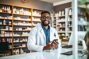 souriant Masculin pharmacien dans blanc manteau et lunettes est en utilisant téléphone intelligent et souriant tandis que dans pharmacie. génératif ai photo