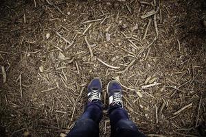 les pieds de l'homme dans la forêt photo