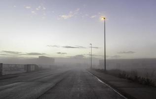 zone industrielle avec brouillard