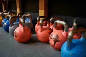 coloré kettlebells dans Gym sur le sol photo