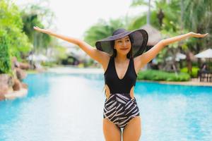 portrait belles jeunes femmes asiatiques sourire heureux se détendre autour de la piscine photo