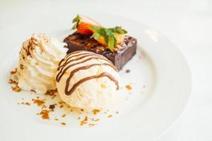 glace à la vanille avec gâteau brownie au chocolat et fraise sur le dessus photo