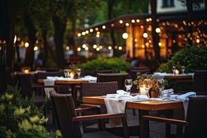 luxe restaurant avec les tables et chaises dans le soir. restaurant extérieur. génératif ai photo