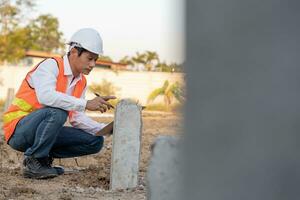 l'inspecteur ou l'ingénieur inspecte la construction et l'assurance qualité de la nouvelle maison à l'aide d'une liste de contrôle. ingénieurs ou architectes ou entrepreneur travaillent pour construire la maison avant de la remettre au propriétaire photo