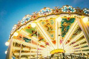 cheval de carrousel dans le parc photo