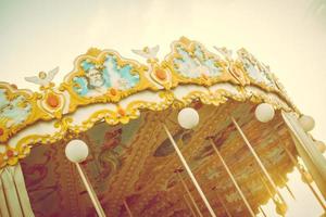 cheval de carrousel dans le parc photo