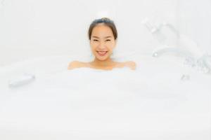 Portrait belle jeune femme asiatique prendre une baignoire dans la salle de bain photo