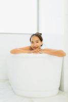 Portrait belle jeune femme asiatique prendre une baignoire dans la salle de bain photo