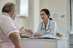 femelle médecin et professionnel nutritionniste dans uniforme conseiller caucasien les patients à propos supplémentaire nourriture et nutriments pour en bonne santé régime à clinique hôpital, bilans de santé, et rendez-vous. photo