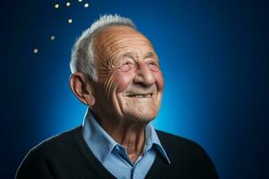 Sénior homme souriant Heureusement sur bleu Contexte photo