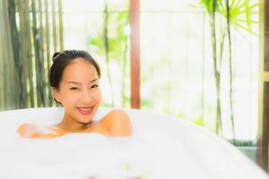 Portrait jeune belle femme asiatique prendre un bain dans la baignoire photo