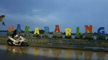 scooter sur le rivière dans jakabaring, palembang un de le Capitale et plus grande ville de Indonésie. photo