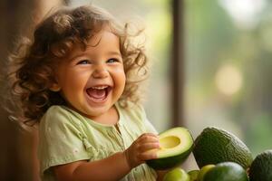 adorable bébé rires tandis que joyeusement écraser une mûr Avocat dans leur minuscule mains photo