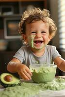 adorable bébé rires tandis que barbouillage en purée Avocat tout plus de leur visage pendant une désordonné doigt nourriture aventure photo