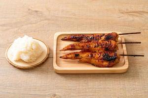 brochette d'ailes de poulet grillées ou barbecue avec riz gluant