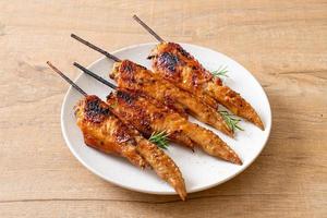 brochette d'ailes de poulet grillées ou barbecue avec riz gluant