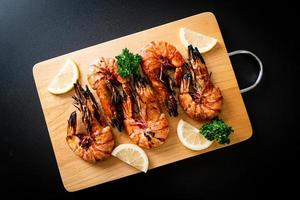 crevettes tigrées grillées ou crevettes au citron sur une assiette photo