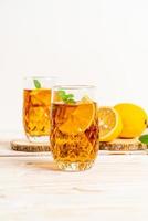 verre de thé au citron glacé à la menthe photo