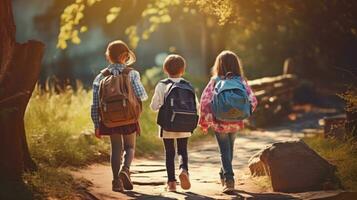 les enfants en marchant sur une chemin porter sacs à dos photo