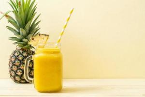 verre de smoothie ananas frais sur table en bois - boisson saine