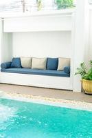 oreiller confortable décorer sur un canapé autour de la piscine photo