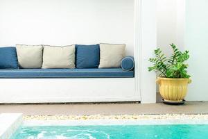 oreiller confortable décorer sur un canapé autour de la piscine photo