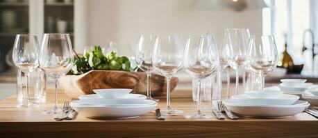 haut de gamme à manger installer avec du vin et la glace seau contemporain cuisine avec blanc assiettes et en bois table photo