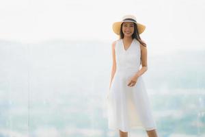 Portrait belle jeune femme asiatique sourire heureux se détendre sur le bar sur le toit photo