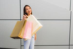 Portrait belle jeune femme asiatique heureuse et souriante avec panier du grand magasin photo
