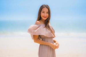 Portrait belle jeune femme asiatique sourire heureux se détendre sur la plage tropicale mer océan photo