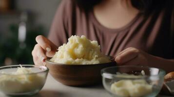 femme en train de préparer savoureux en purée patates sur lumière arrière-plan, ai génératif photo