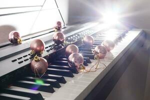 une piano avec Noël lumières et arbre photo