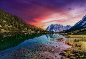 Montagne et Lac dans vibrant Couleur photo