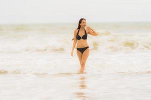 Portrait belle jeune femme asiatique porter un bikini sur la plage mer océan photo