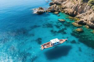 aérien vue de une bateau sur le mer, Sardaigne, Italie, aérien vue de une nervure bateau avec plongeurs et plongeurs à le turquoise coloré côte de le égéen mer dans Grèce, ai généré photo