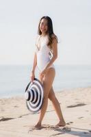 Portrait belle jeune femme asiatique heureuse et sourire sur la plage mer et océan photo