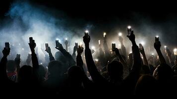 groupe de gens en portant cigarette briquets et mobile Téléphone (s à une concert foule de gens silhouettes avec leur mains en haut. foncé arrière-plan, fumée, projecteurs. foule à concert. génératif ai photo