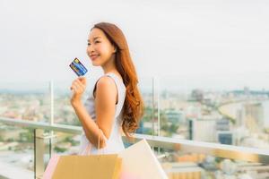 Portrait belle jeune femme asiatique heureuse et souriante avec panier du grand magasin photo