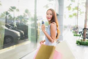 Portrait belle jeune femme asiatique heureuse et souriante avec panier du grand magasin photo