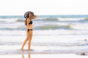 Portrait belle jeune femme asiatique porter un bikini sur la plage mer océan photo