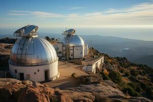 énorme astronomique observatoire contre le bleu ciel. photo