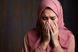 triste malais femme, couvrant sa bouche avec sa main. ai généré photo