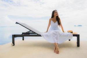 Portrait jeune femme asiatique se détendre sourire heureux autour de la piscine de l'hôtel et du complexe photo