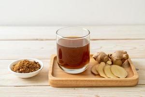 verre de jus de gingembre chaud et sucré aux racines de gingembre - style de boisson saine photo